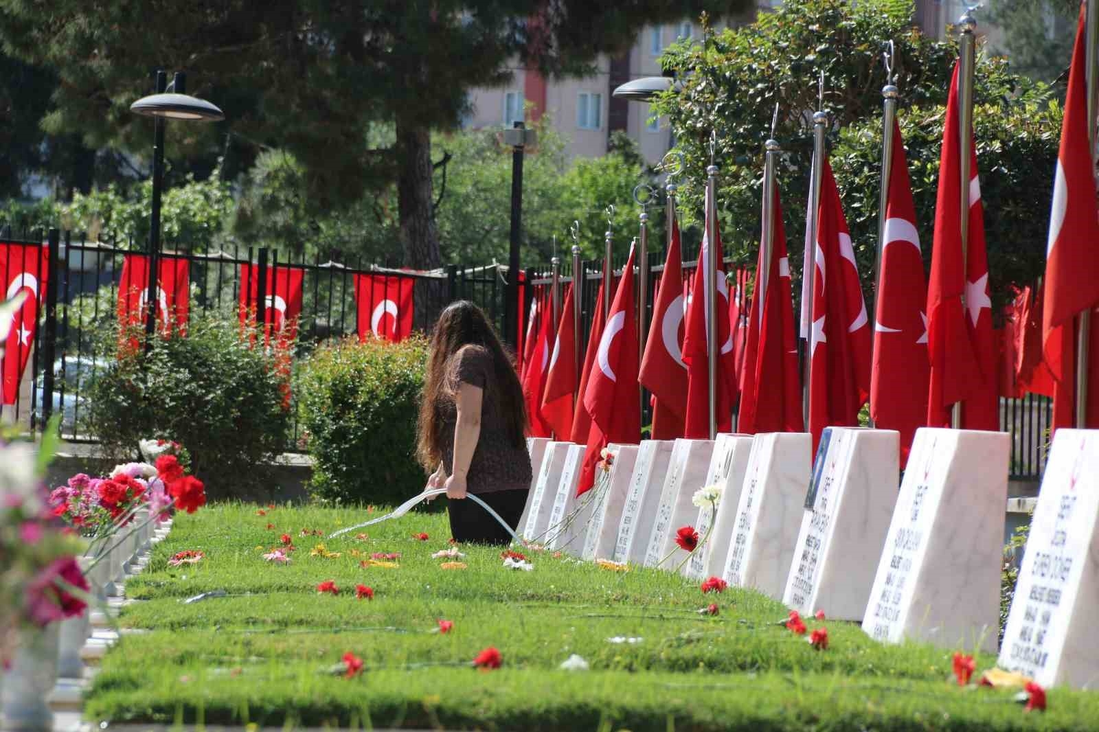 Bayramın ilk günü şehit mezarlığında burukluk