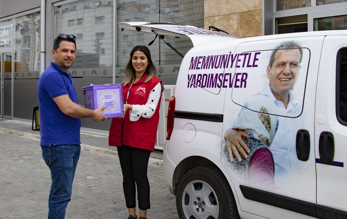Belediyeden çalışanlarına ve öğrencilere bayram hediyesi