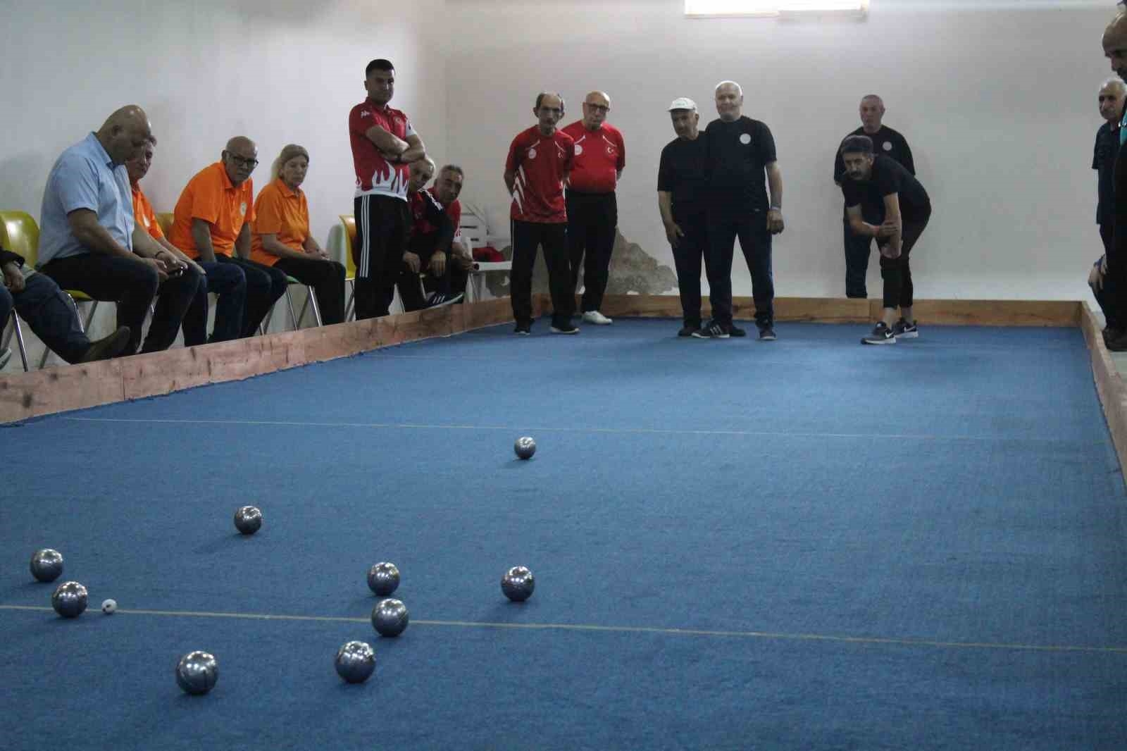 Bocce sporunun ihtiyar delikanlıları Alanya'da yarıştı