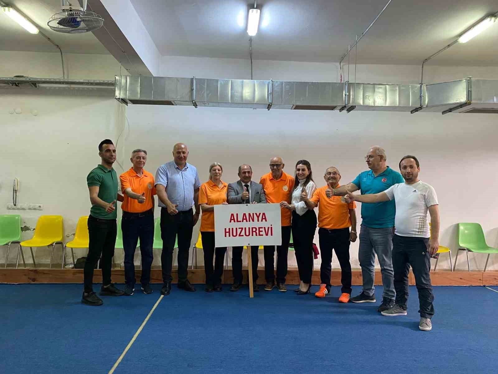 Bocce sporunun ihtiyar delikanlıları Alanya'da yarıştı