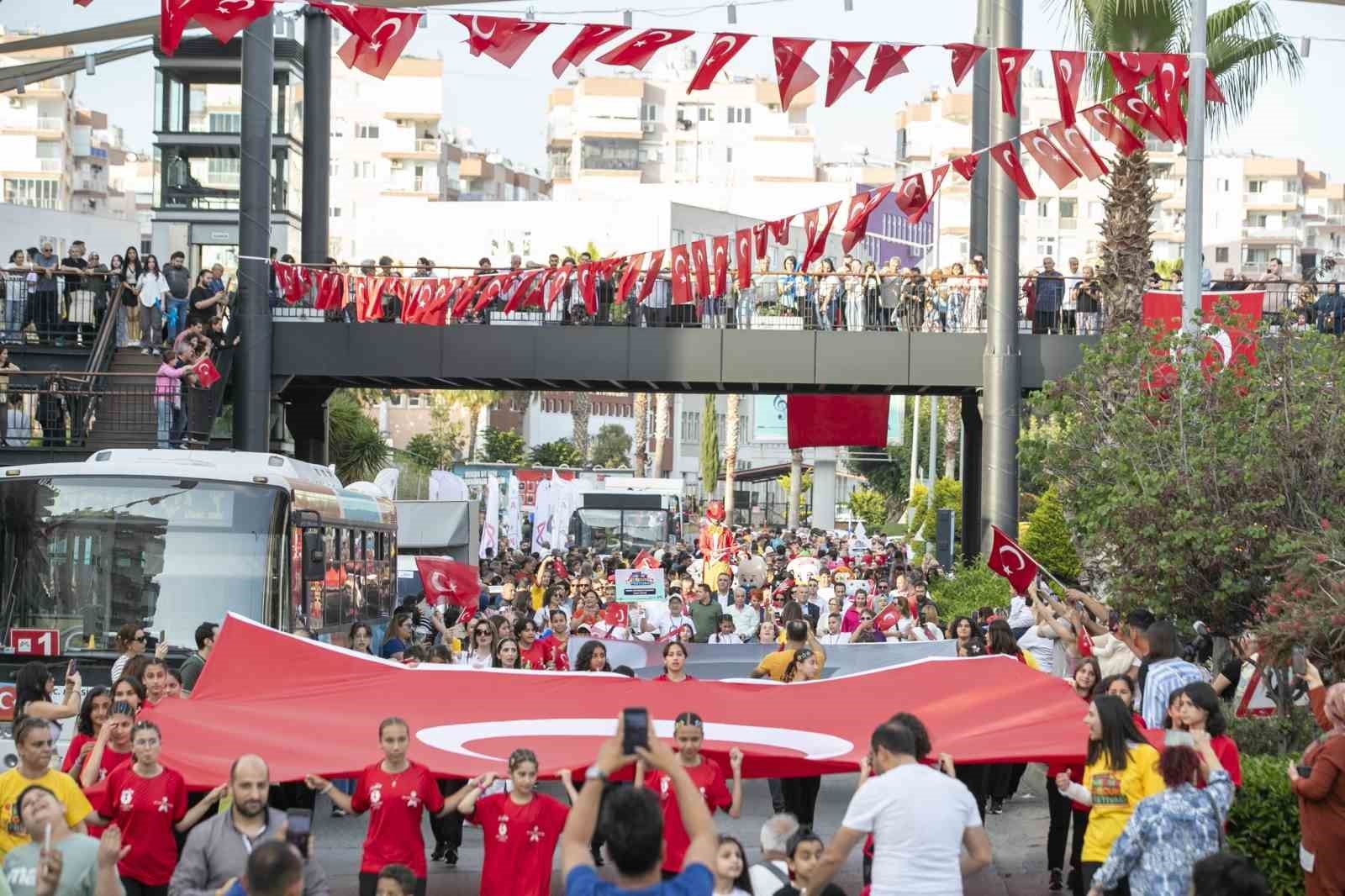 Büyükşehir 'dünya çocuklarını' Mersin'de buluşturdu