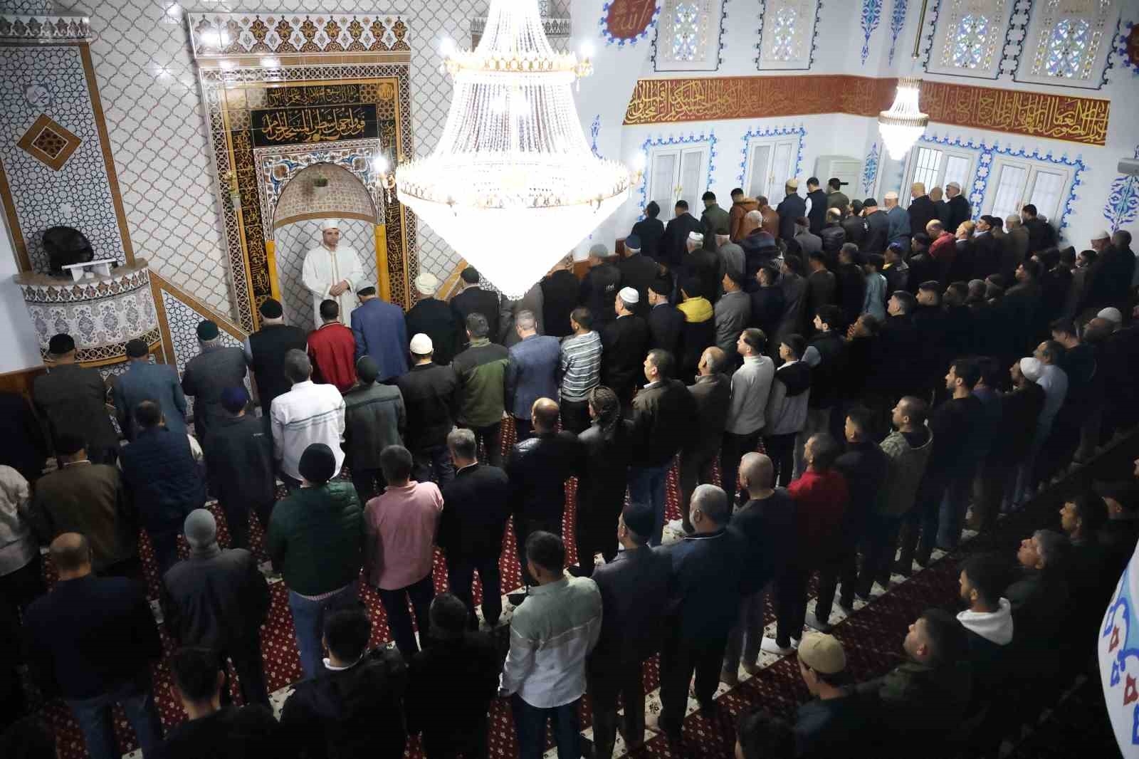 Camilerde bayram namazı yoğunluğu