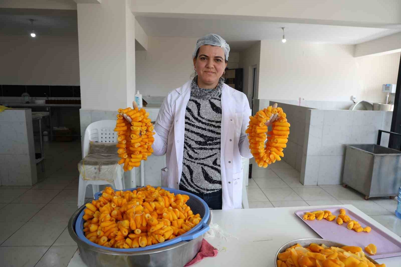 Dalda kalan narenciyenin kabuğu depremzede kadınların elinde reçel oldu