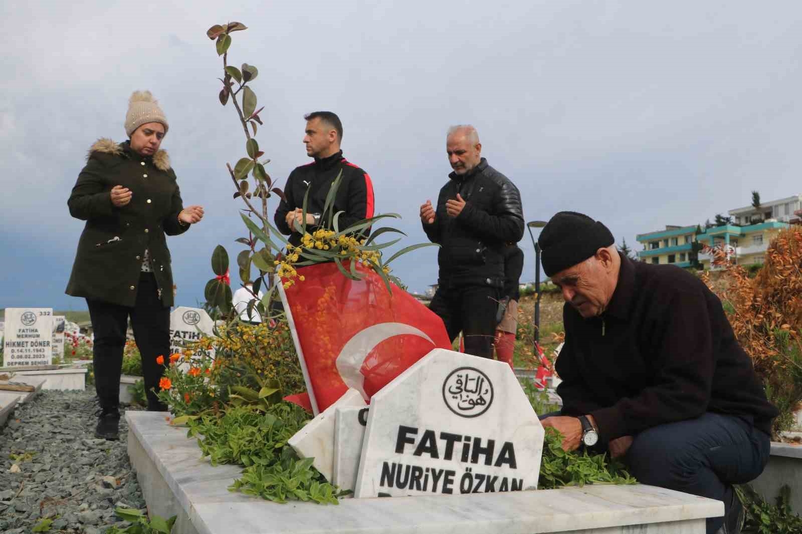 Deprem bölgesinde mezarlıklarda hüzünlü bayram ziyareti