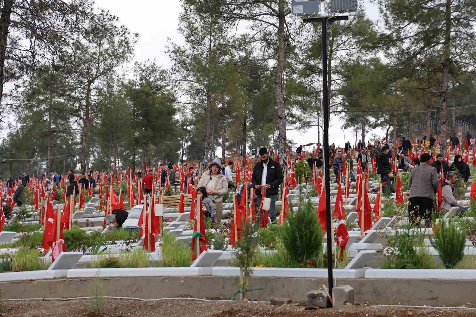 Deprem şehitleri mezarlığında göz yaşları sel oldu