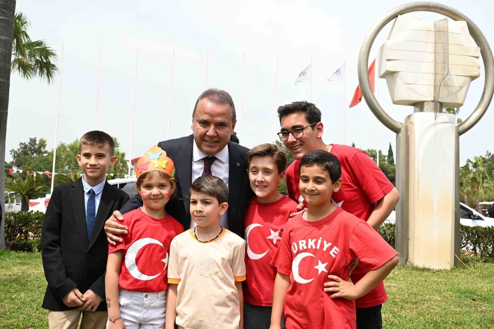 Dünya çocukları Antalya'dan barış mesajı verdi