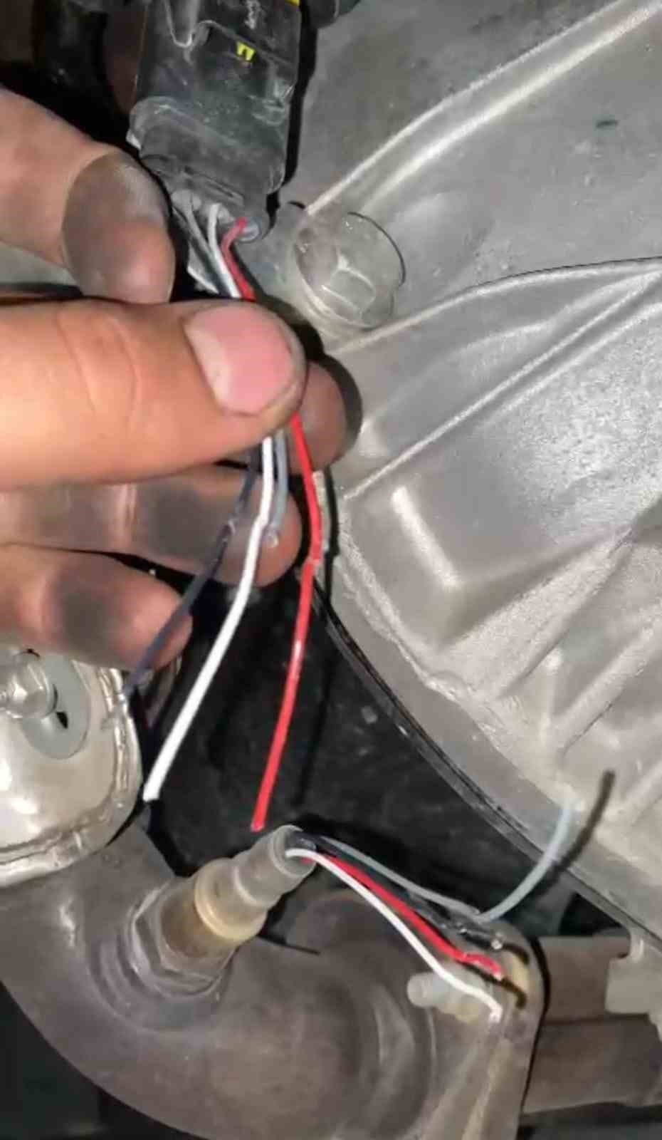 Fare, araca 8 bin liralık zarar verdi