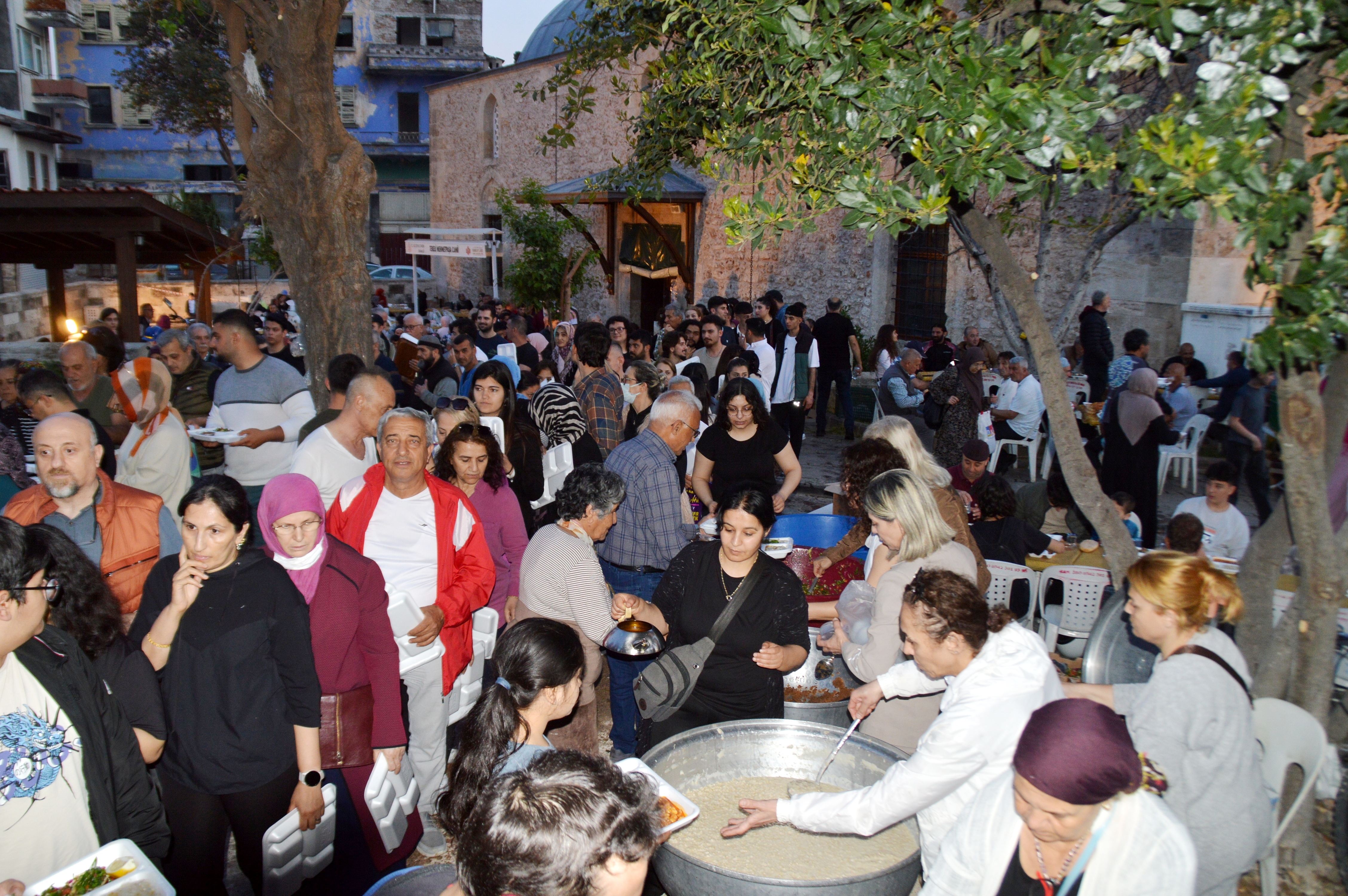 Gönül dostlarından iftar sofrası