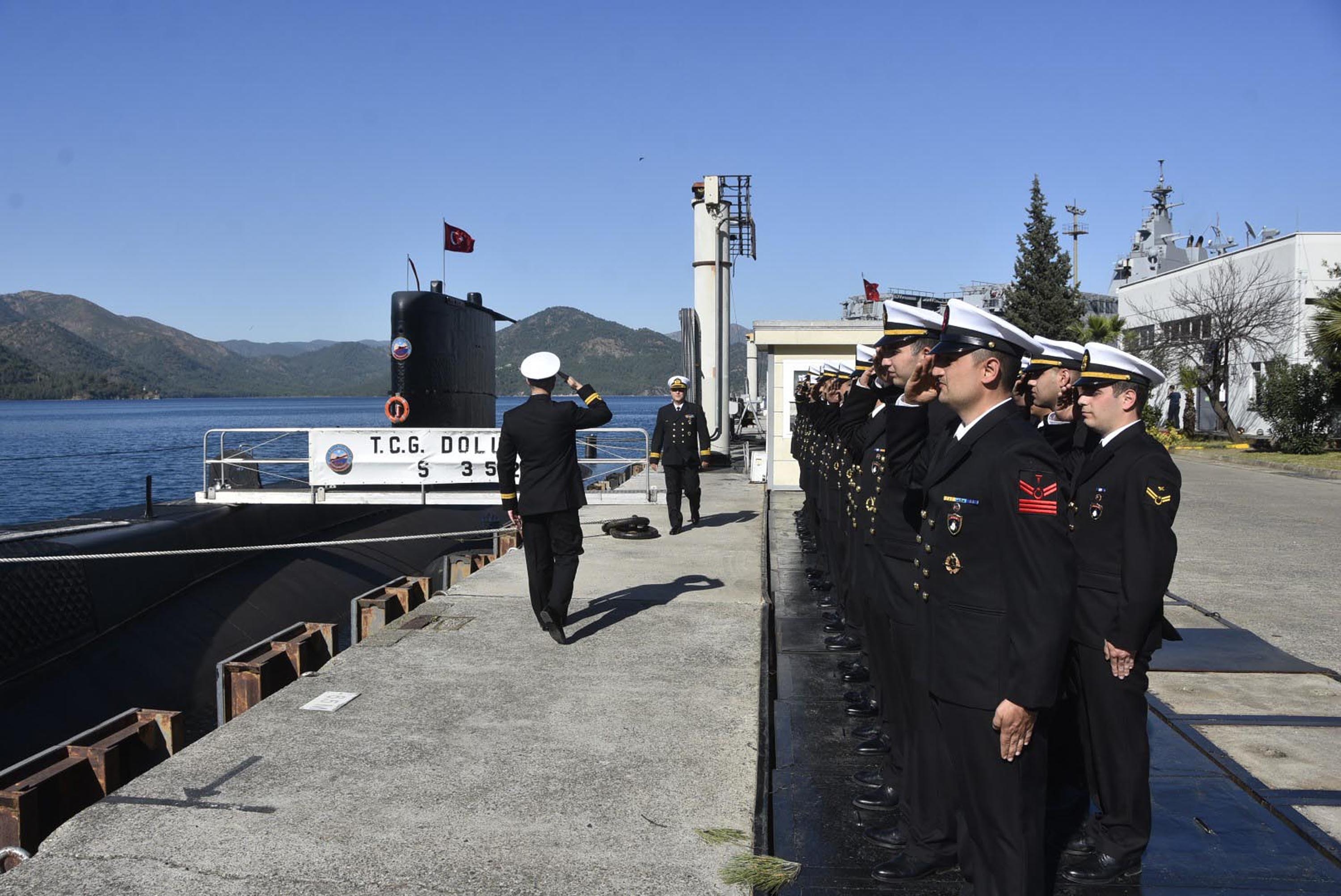 Görevli oldukları 'TCG Dolunay' denizaltısında bayramlaştılar