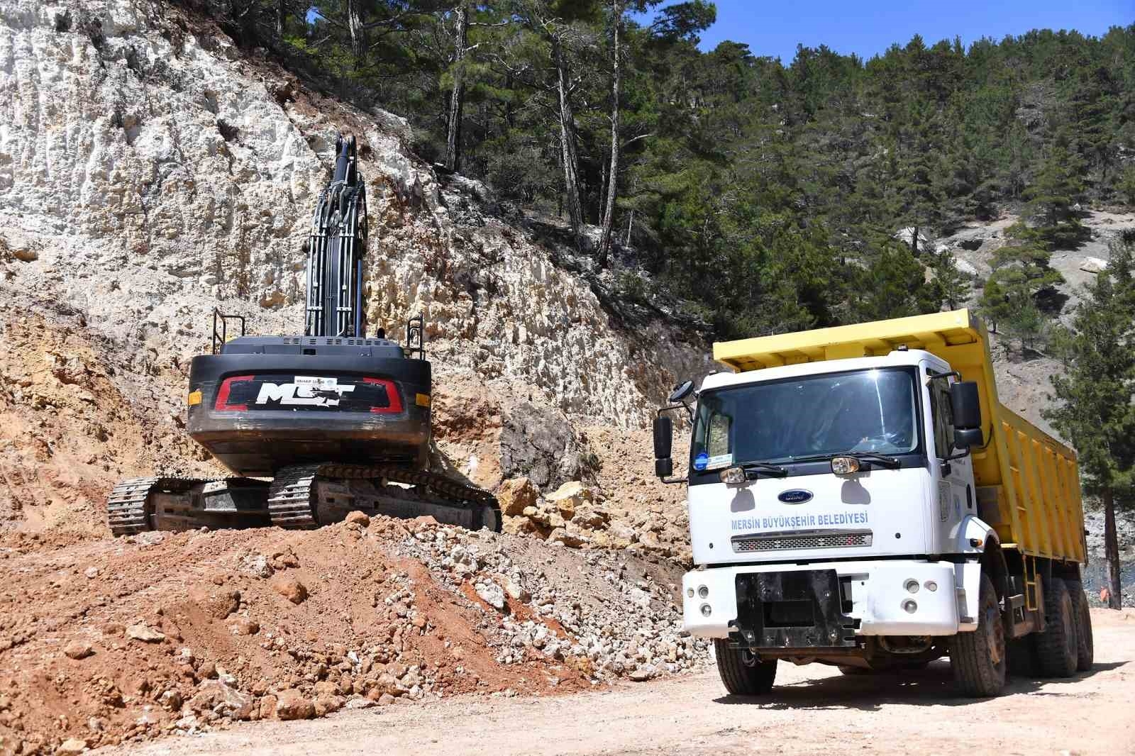 Gülnar'da 8 mahalleyi birbirine bağlayan grup yolu genişletiliyor