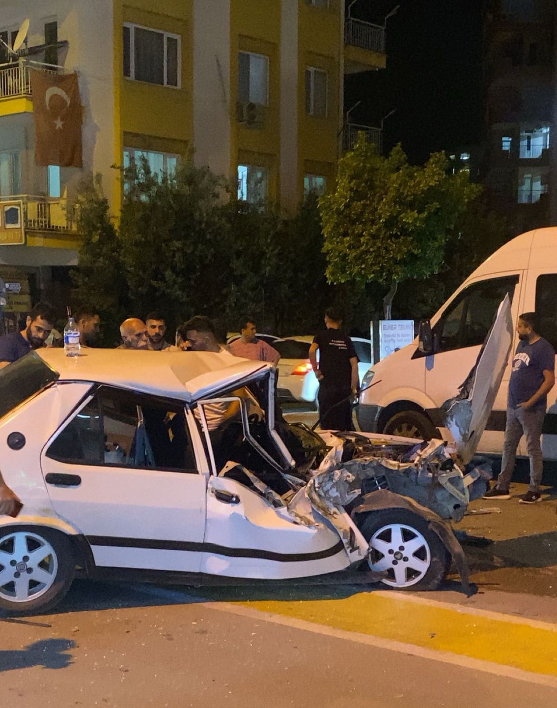 Hızını alamayıp, park halindeki servis aracına çarptı
