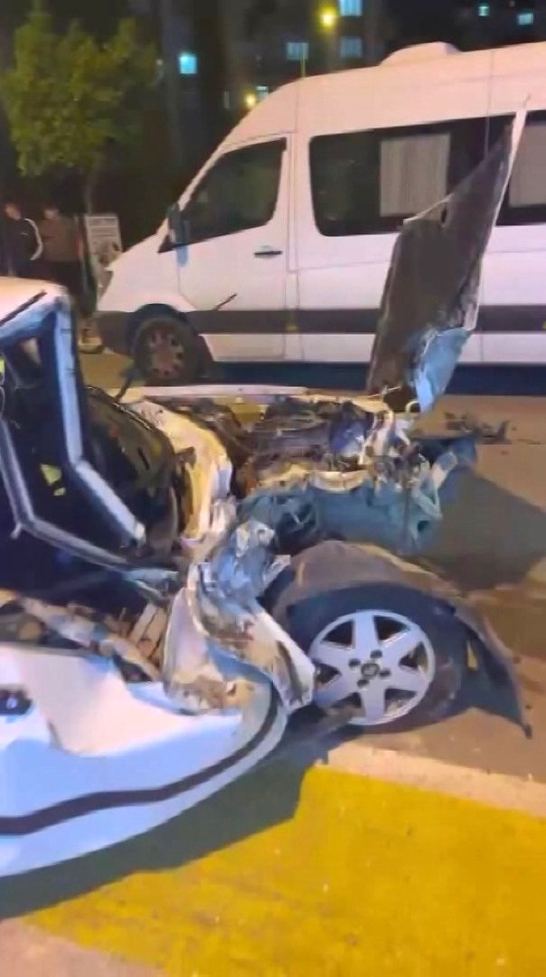 Hızını alamayıp, park halindeki servis aracına çarptı