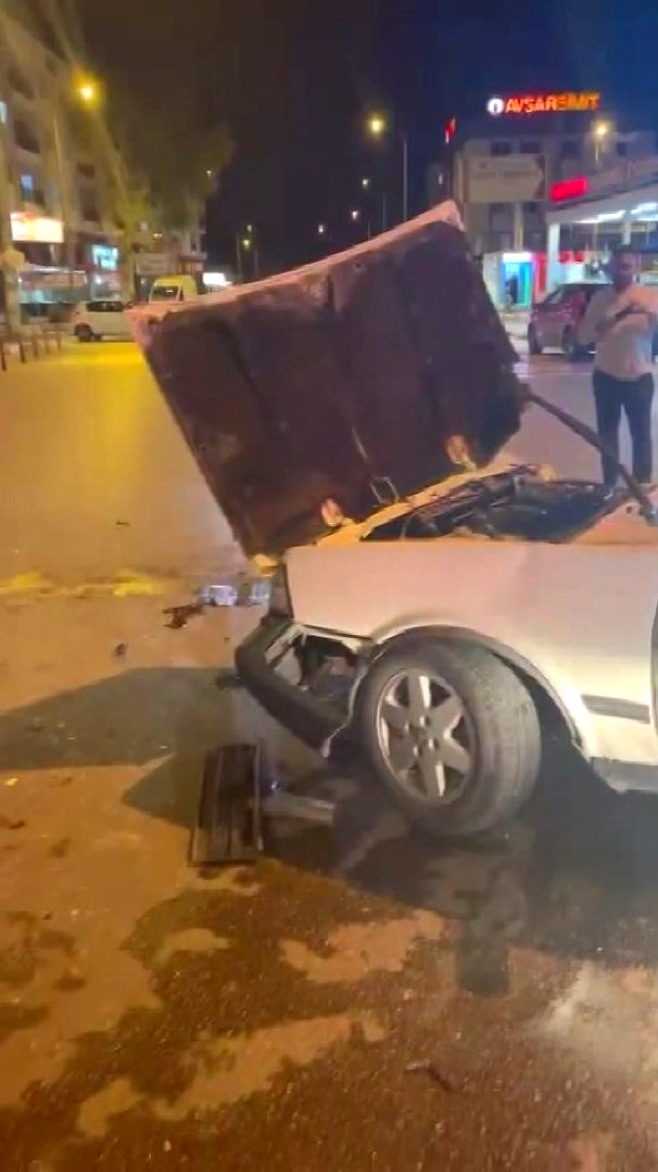 Hızını alamayıp, park halindeki servis aracına çarptı