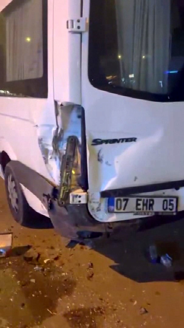 Hızını alamayıp, park halindeki servis aracına çarptı