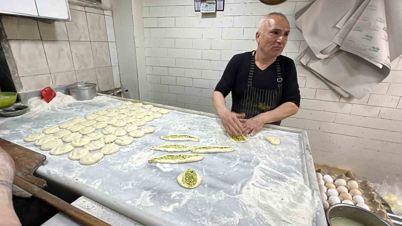 İftar sofralarının lezzetli yiyeceği fıstıklı börek