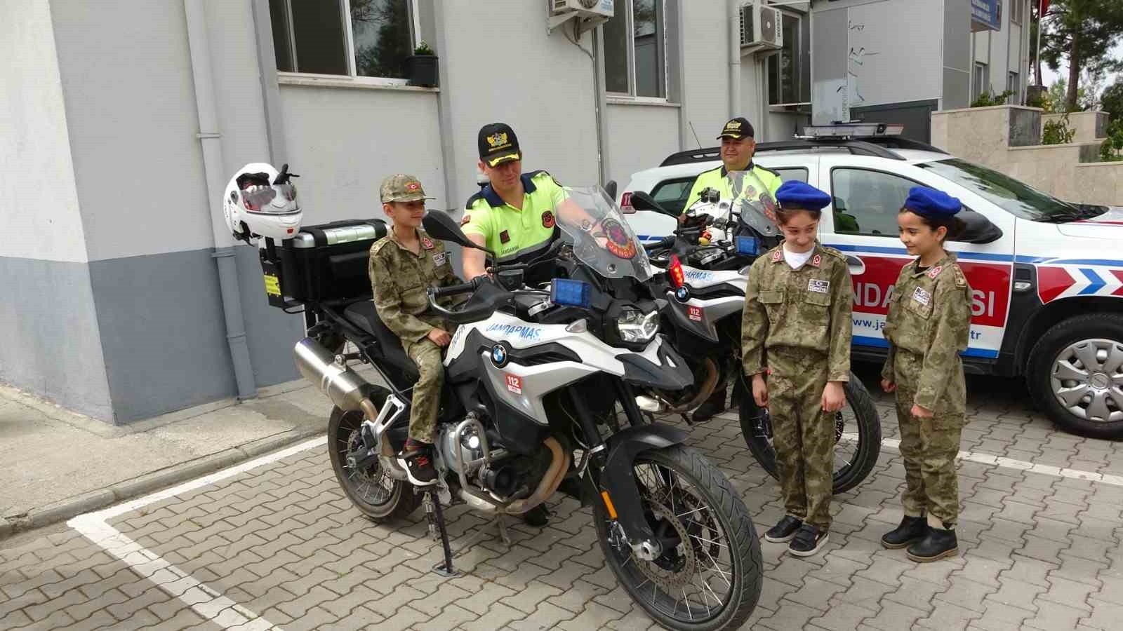 İlçe jandarma komutanı makamını ilkokul öğrencilerine devretti