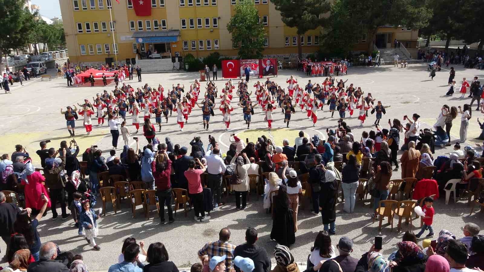 Isparta'da 170 öğrenci ile folklor gösterisi yapıldı