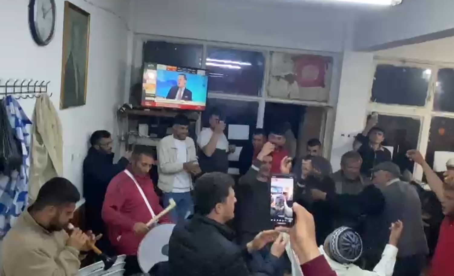 Isparta'da köylüler muhtar değişimini davul zurnayla oynayarak kutladı