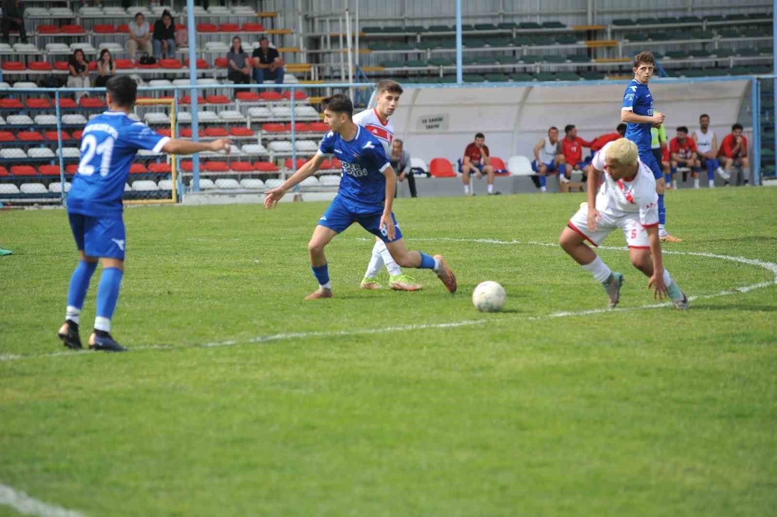Kemer Belediye Spor evinde galip geldi
