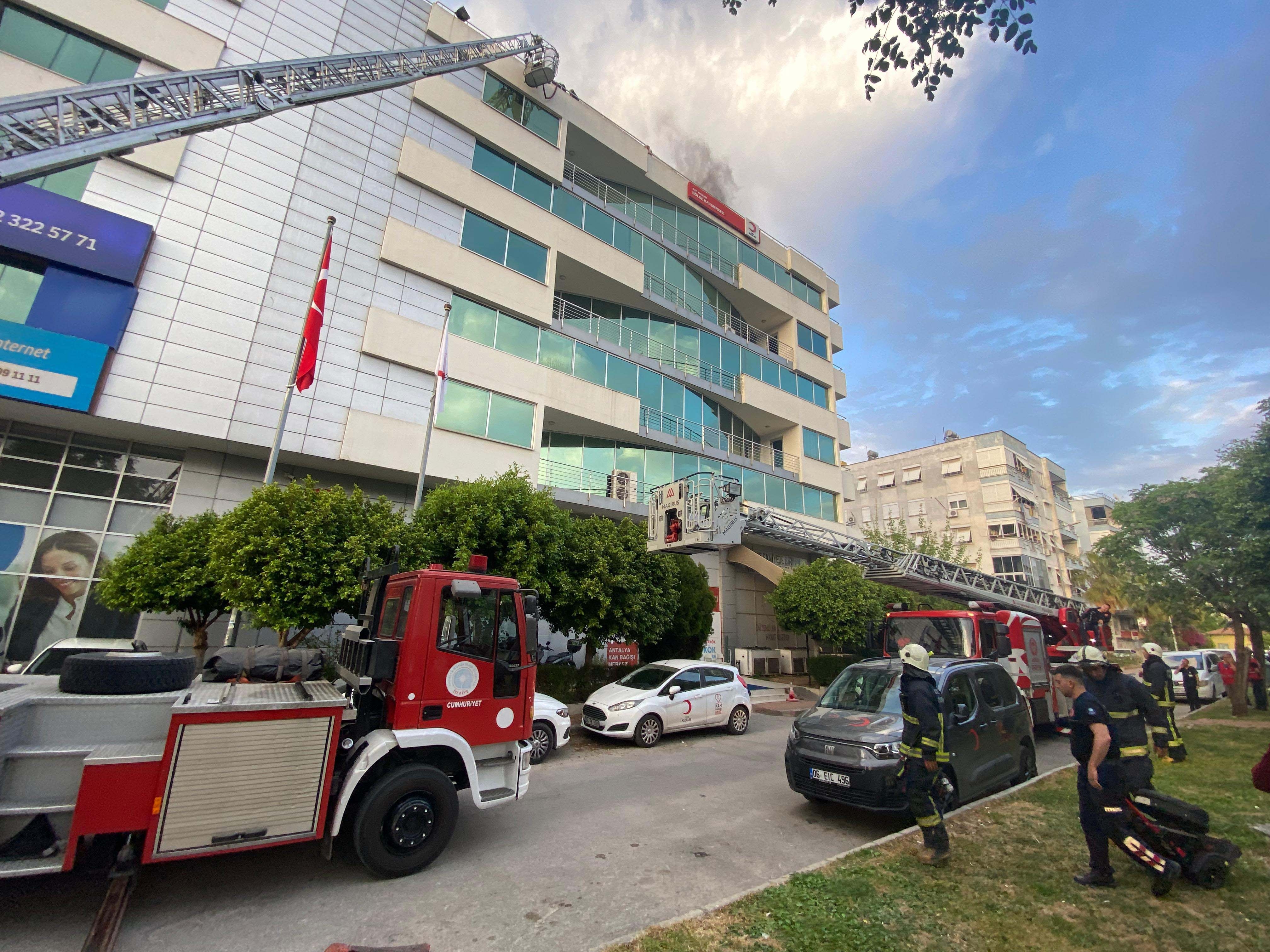Kızılay'ın Batı Akdeniz Kan Merkezi binasında yangın