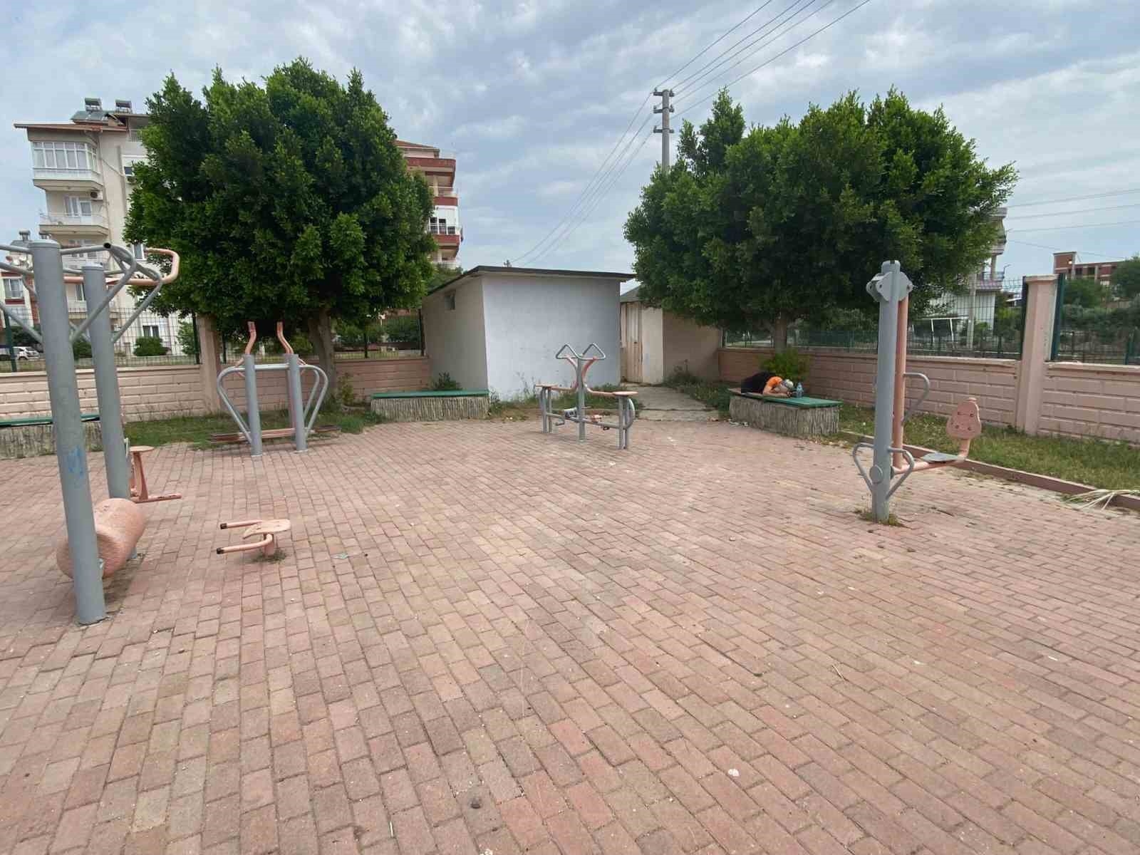 Konteynerinin bulunduğu arazi satılan kadın sokakta kaldı, gözyaşlarına boğuldu
