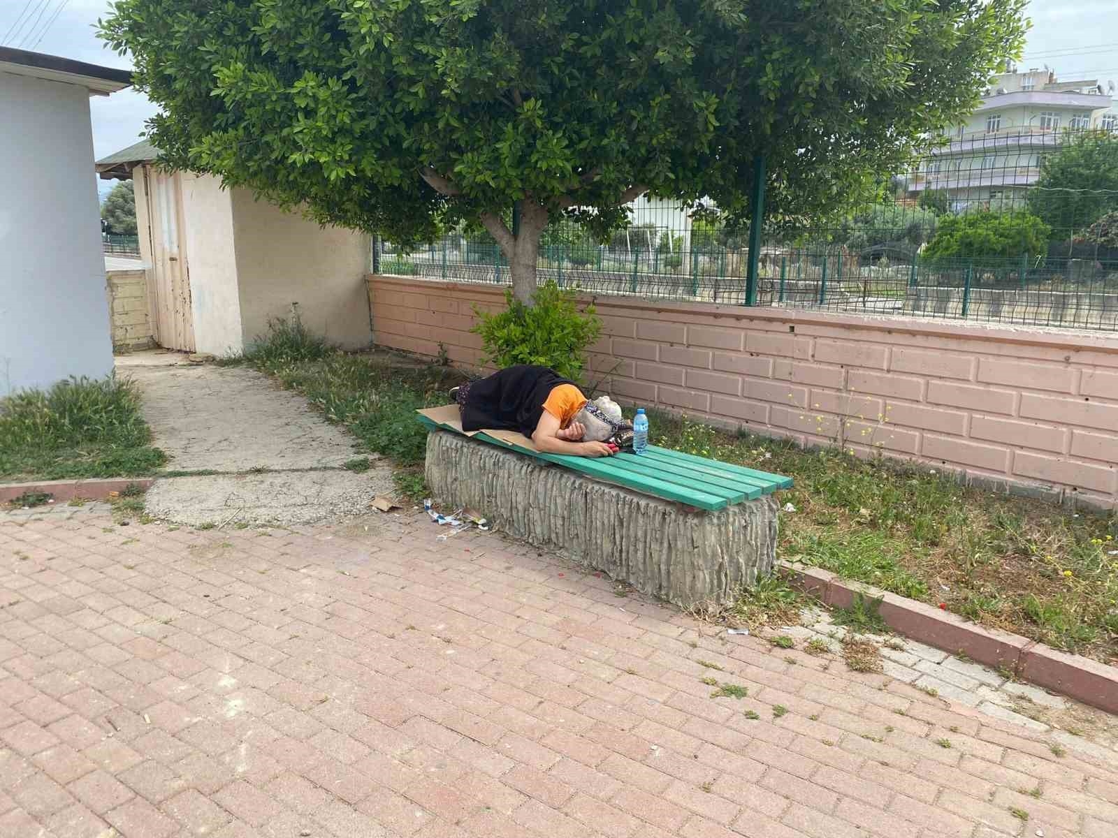 Konteynerinin bulunduğu arazi satılan kadın sokakta kaldı, gözyaşlarına boğuldu