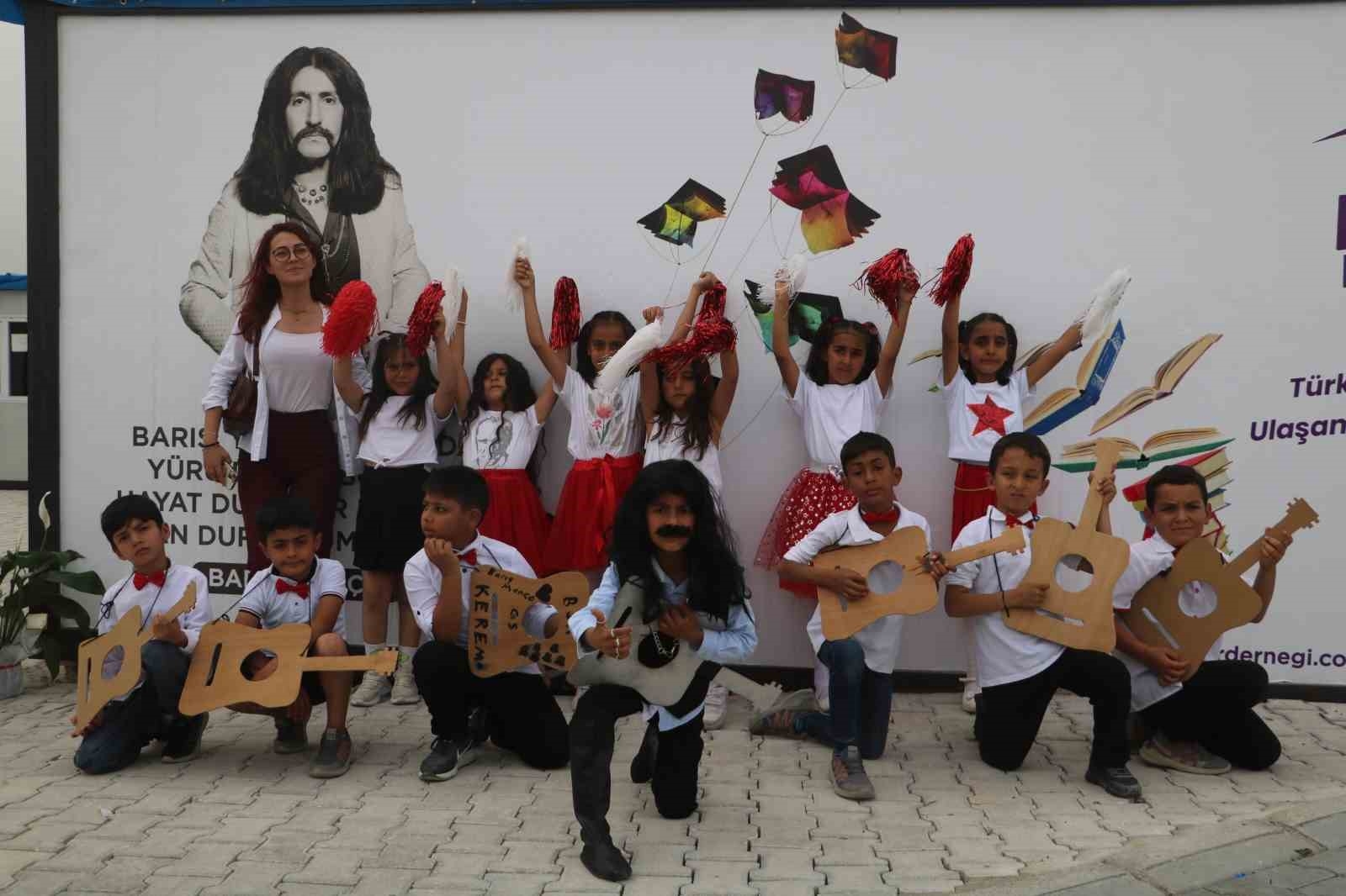 Küçük Barış Manço takma saçı, bıyığı ve sahne performansıyla beğeni topladı