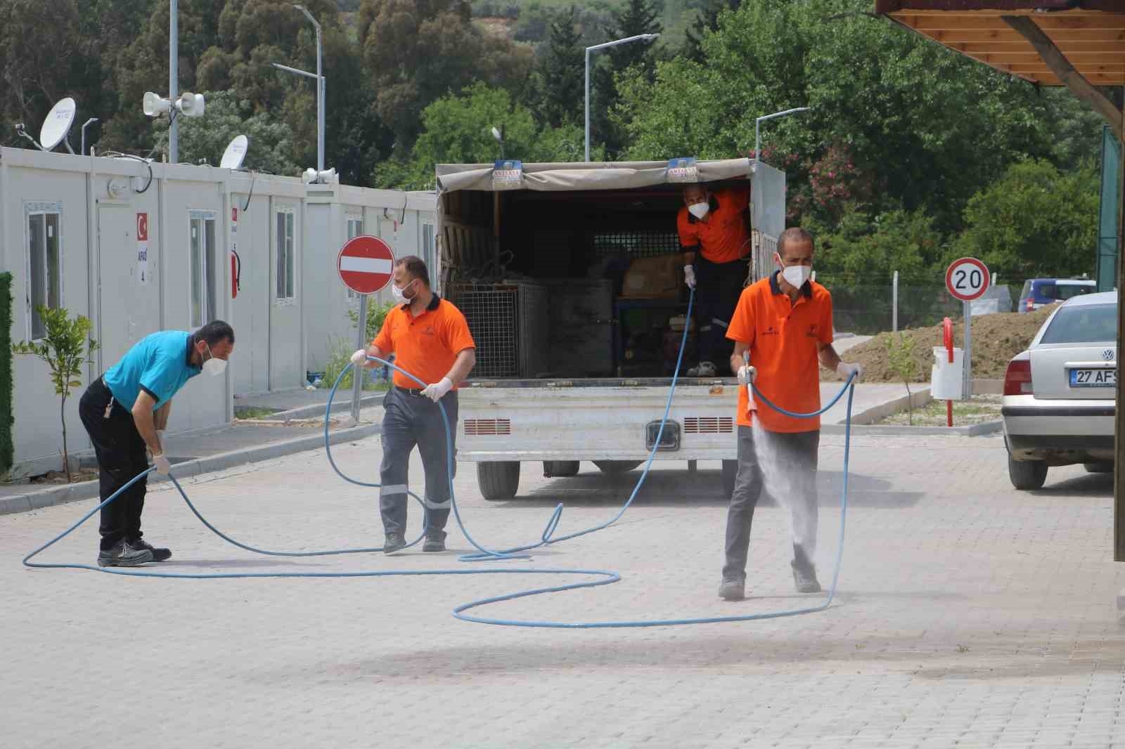 Kuduz hastalığı görülmesiyle karantinaya alınan bölgede sahipsiz hayvanlarla ekipler arasında yaşanan kovalamaca kamerada