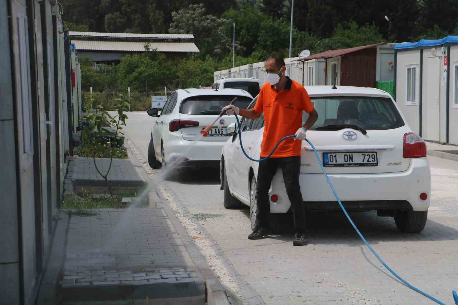 Kuduz hastalığı görülmesiyle karantinaya alınan bölgede sahipsiz hayvanlarla ekipler arasında yaşanan kovalamaca kamerada