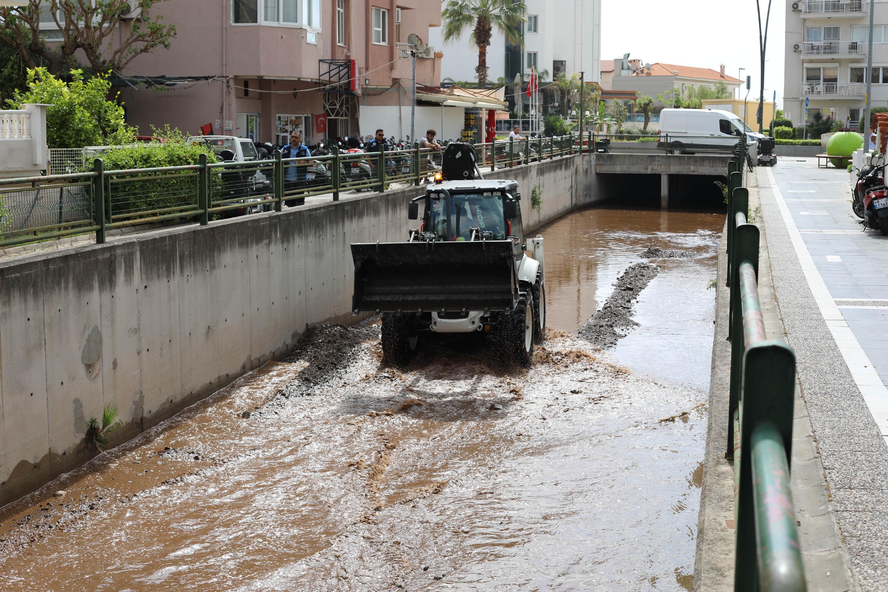 Marmaris'te temizlik çalışmaları sürüyor