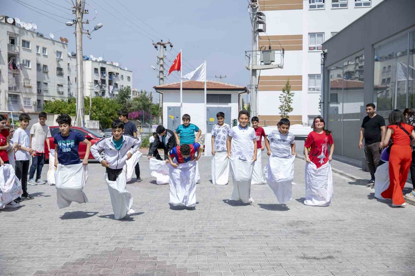 Mersin'de 23 Nisan coşkusu kente yayıldı