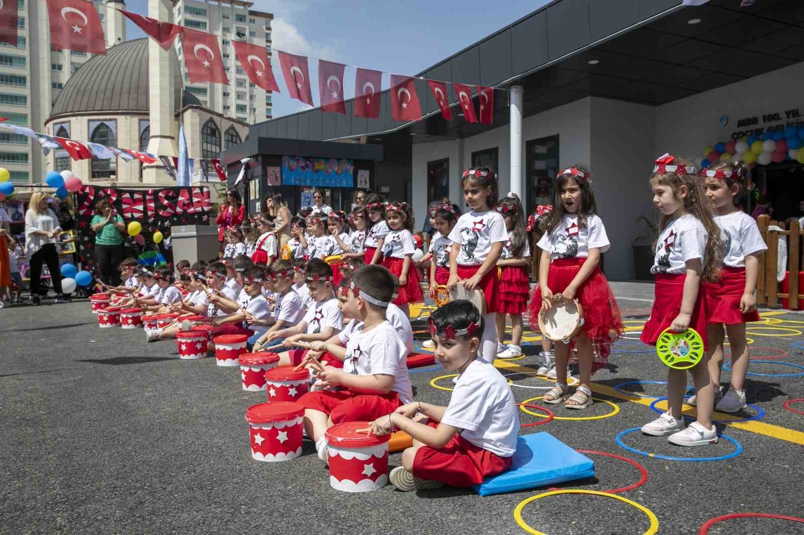 Mersin'de 23 Nisan coşkusu kente yayıldı