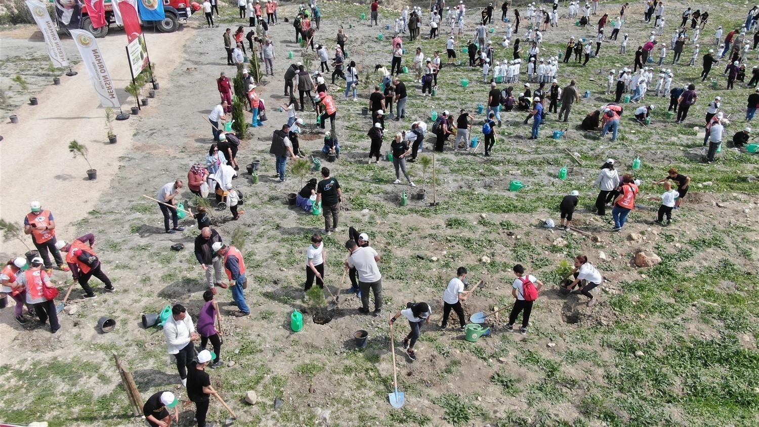 Mersin'de bin fidan toprakla buluşturuldu