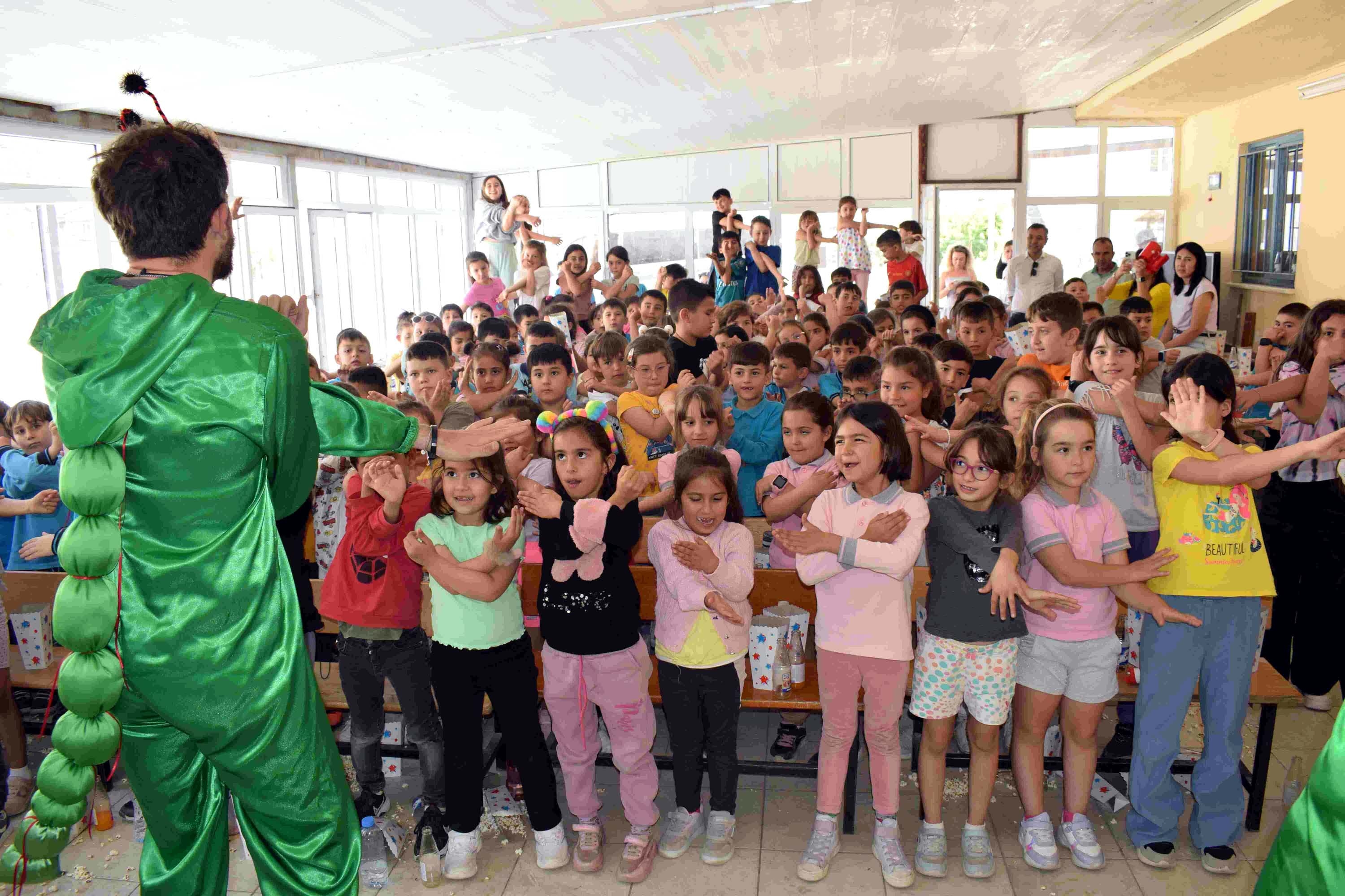 Milaslı çocuklara 23 Nisan'da Gezici Tiyatro hediyesi