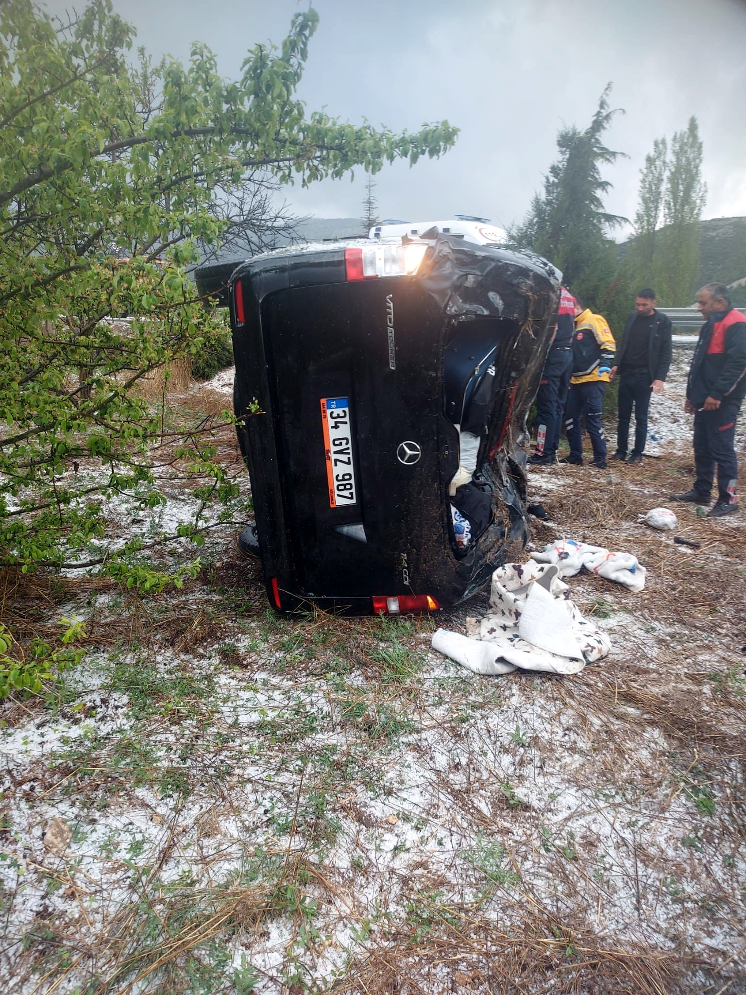 Minibüs bahçeye uçtu: 1 ölü, 8 yaralı