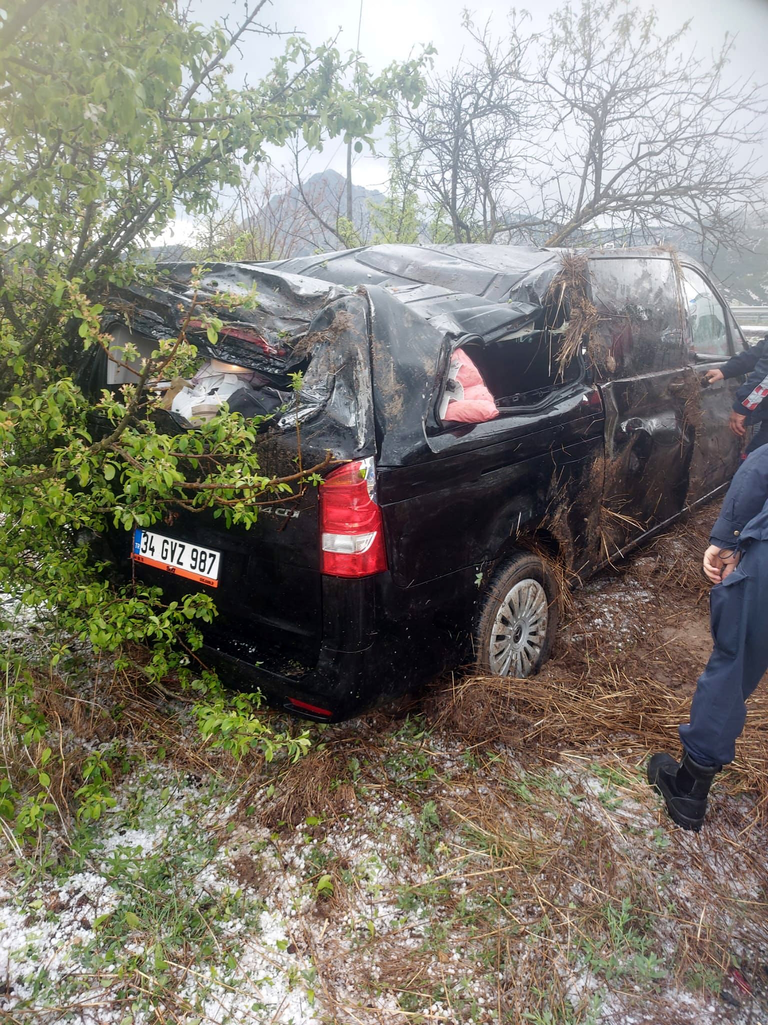 Minibüs bahçeye uçtu: 1 ölü, 8 yaralı