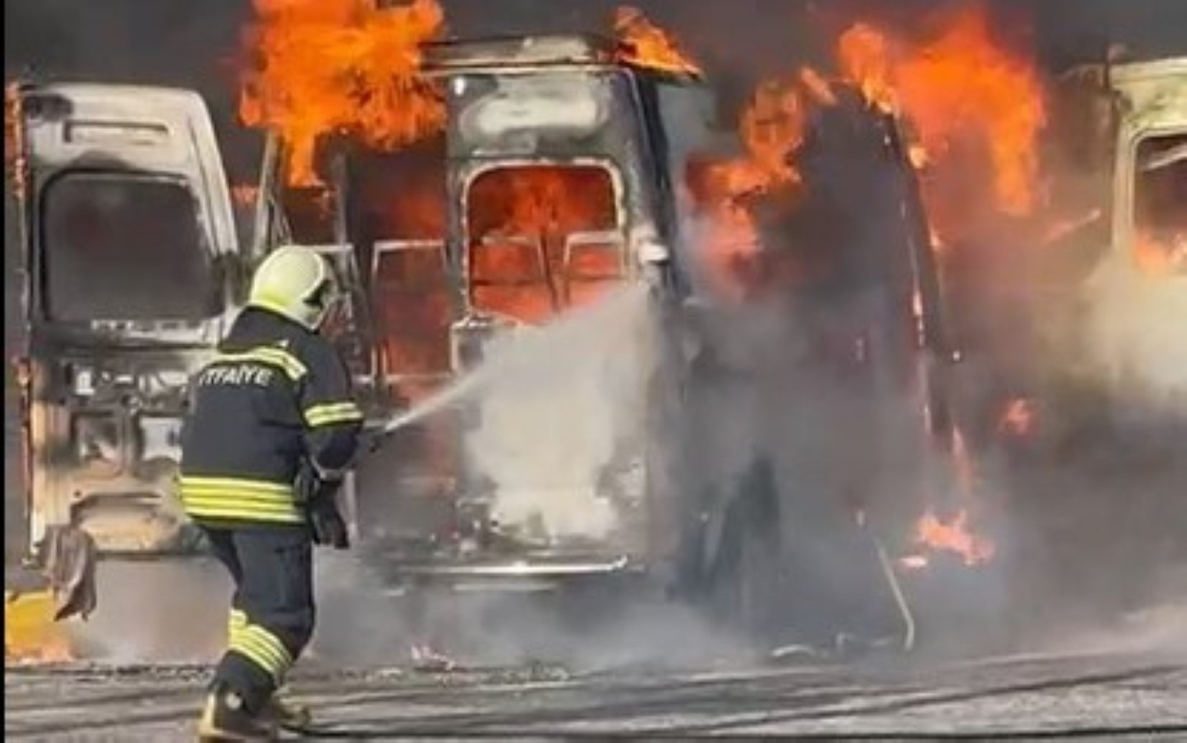 Muğla'da çarpışan 2 minibüsün alev alev yanması kamerada: 14 yaralı