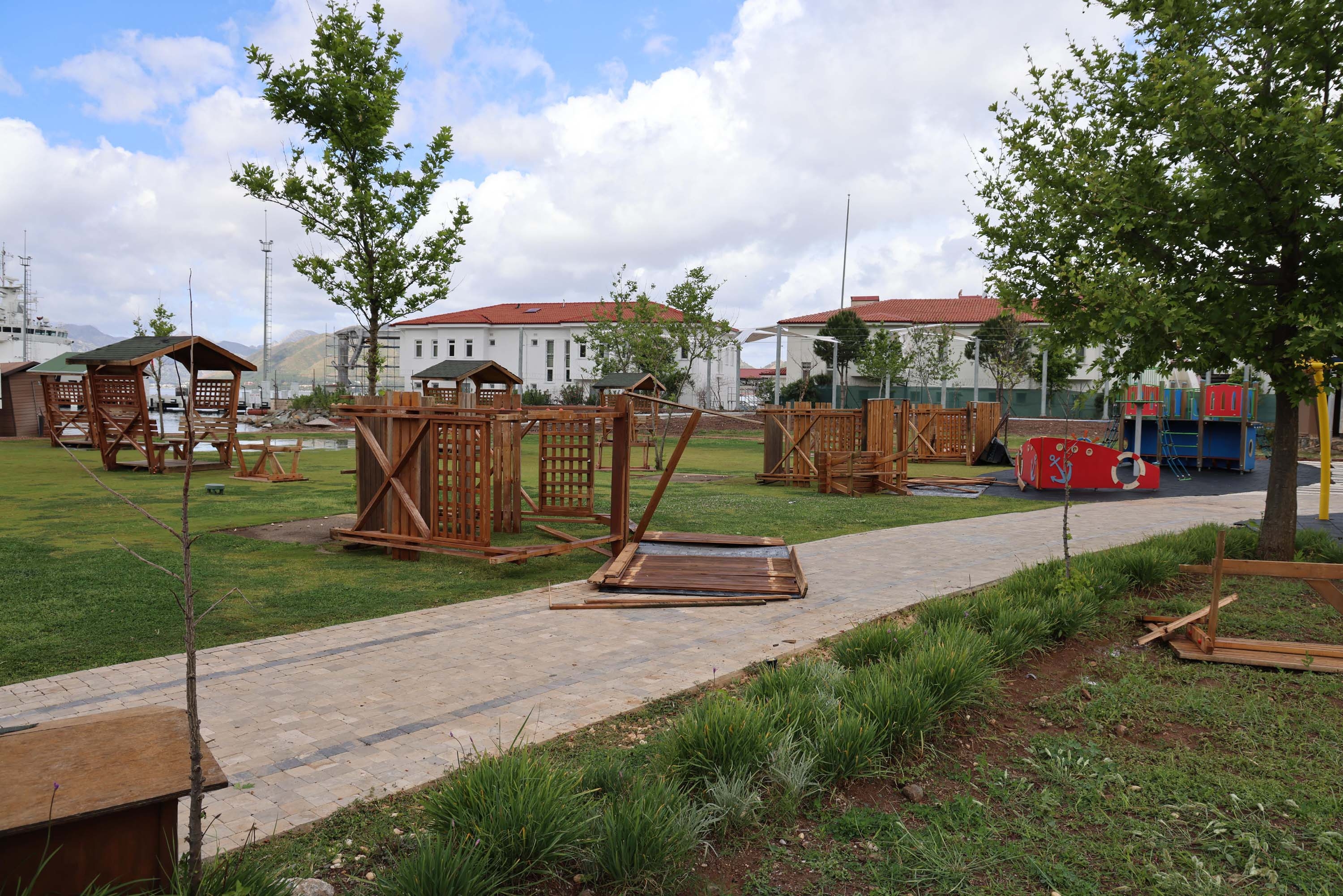Muğla'da fırtına, sağanak ve hortum; ağaçlar devrildi, çatılar uçtu