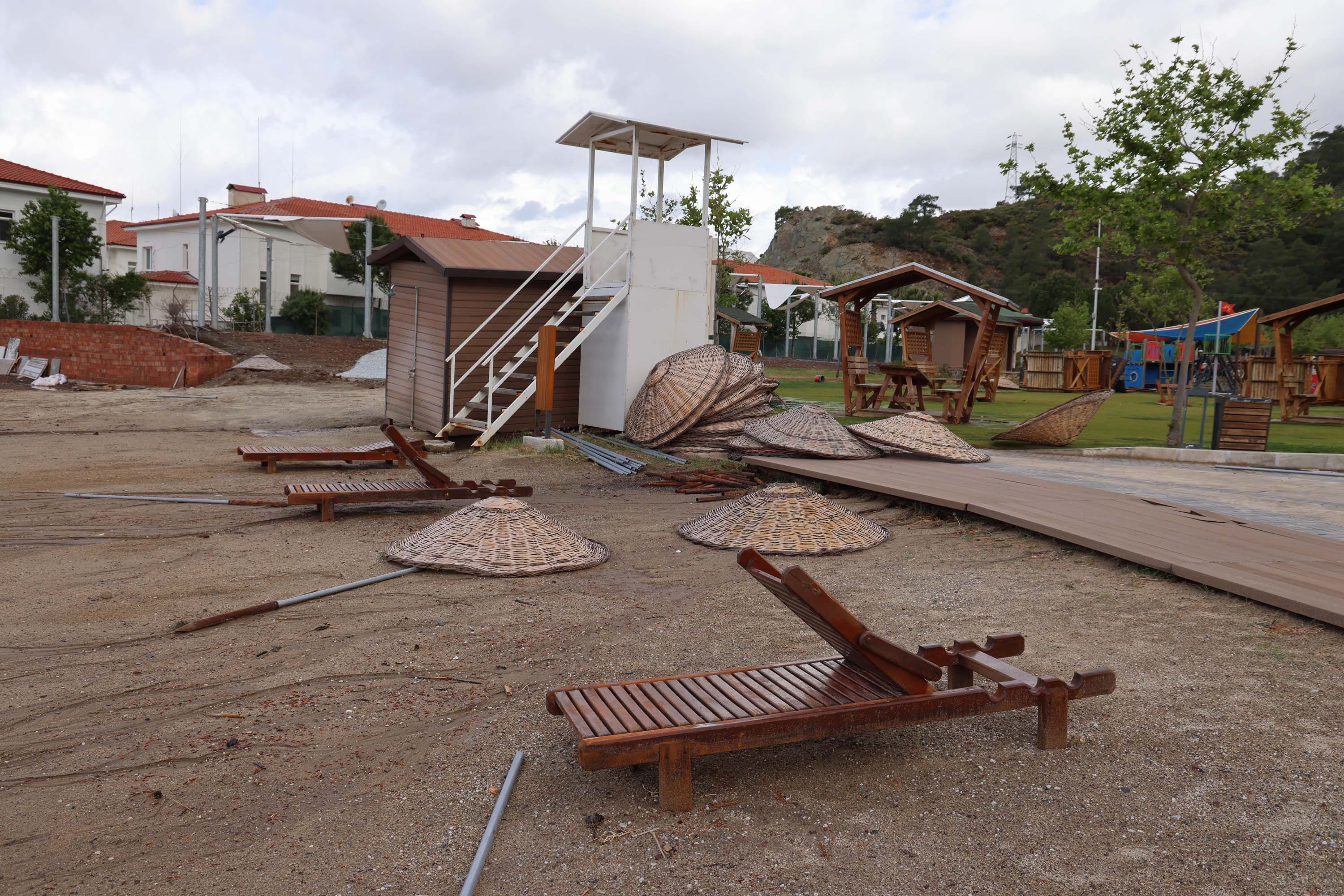 Muğla'da fırtına, sağanak ve hortum; ağaçlar devrildi, çatılar uçtu