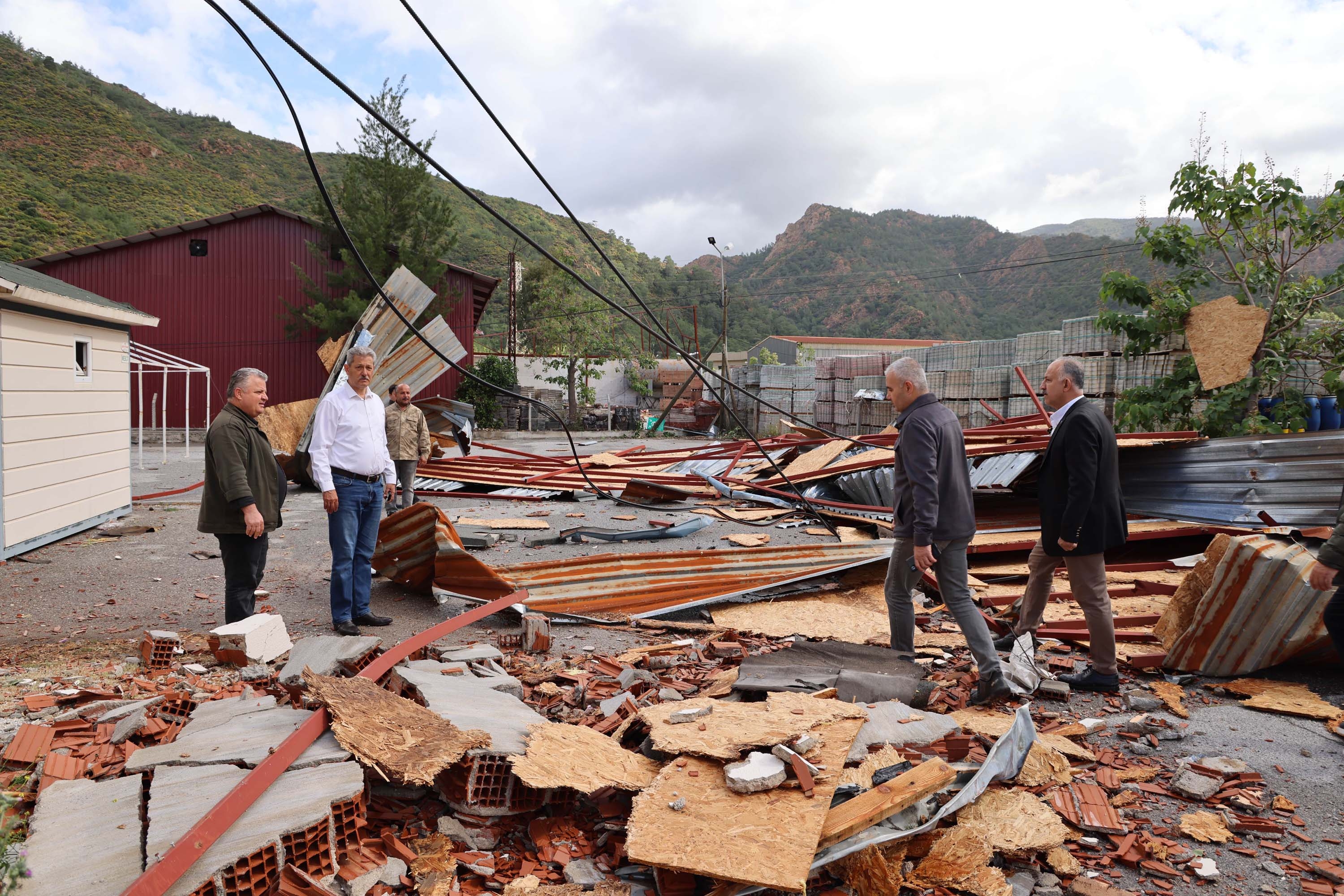 Muğla'da fırtına, sağanak ve hortum; ağaçlar devrildi, çatılar uçtu