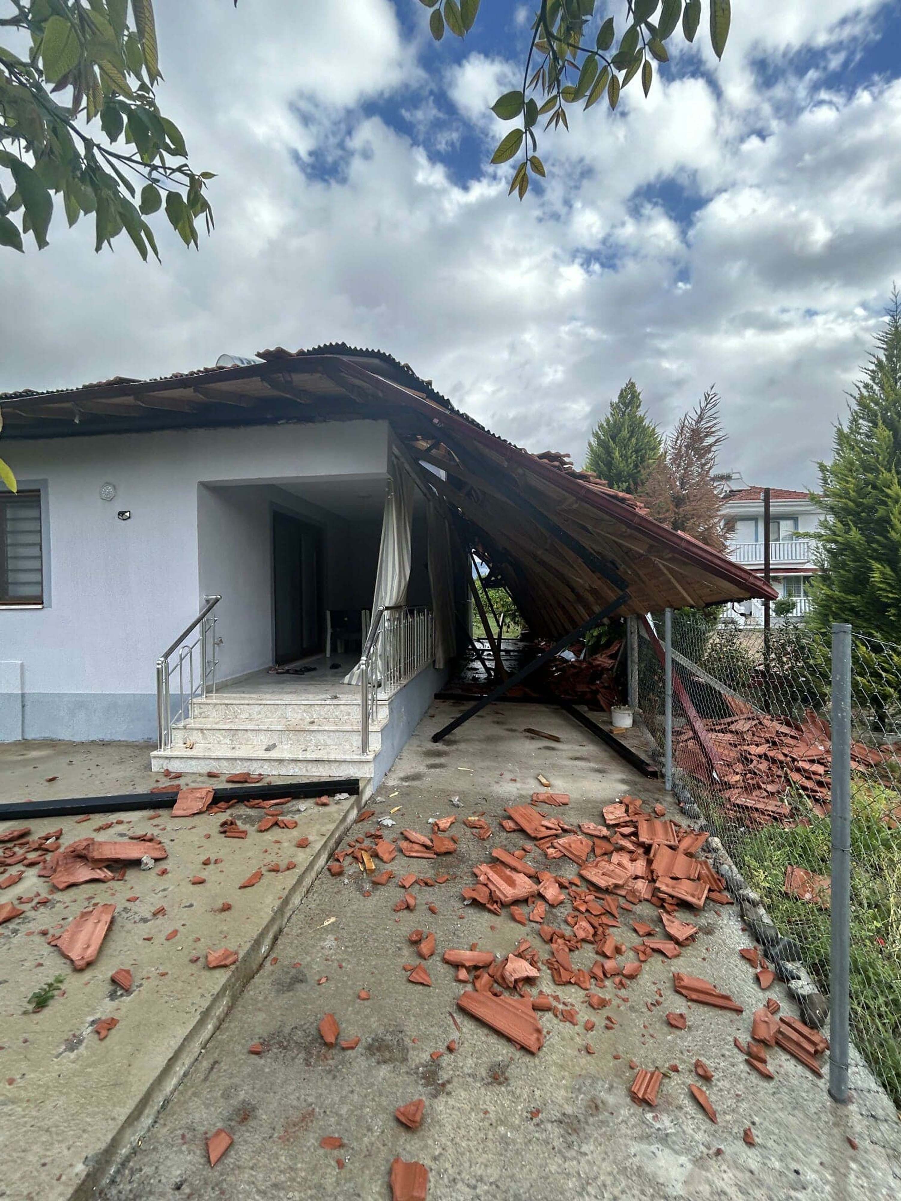 Muğla'da fırtına, sağanak ve hortum; ağaçlar devrildi, çatılar uçtu