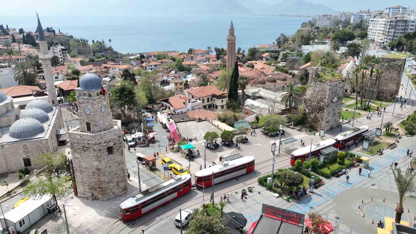 Nostalji tramvayı da seferlerine yeniden başladı
