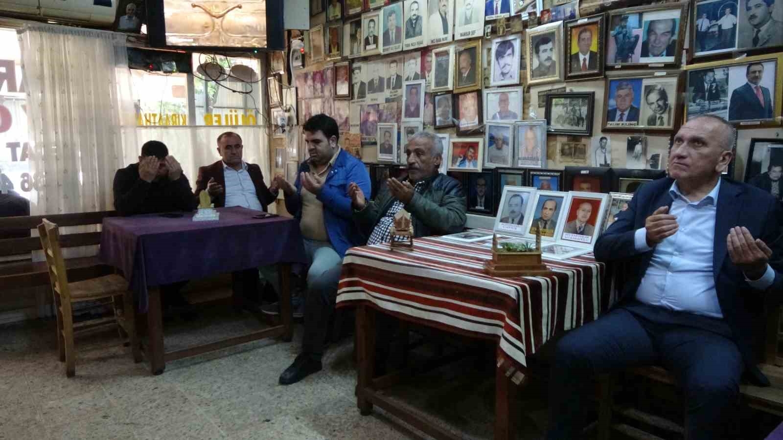 'Ölüler Kıraathanesi'nde buruk bayramlaşma