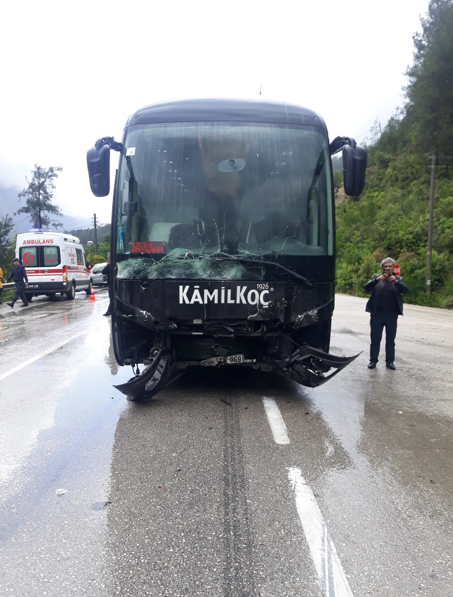 Otobüsle otomobil çarpıştı: 1 ölü