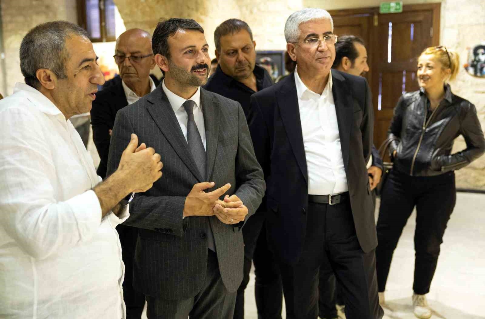 Ressam Sönmez'in 'Retrospektif Sergisi' sanatseverlerin beğenisine sunuldu