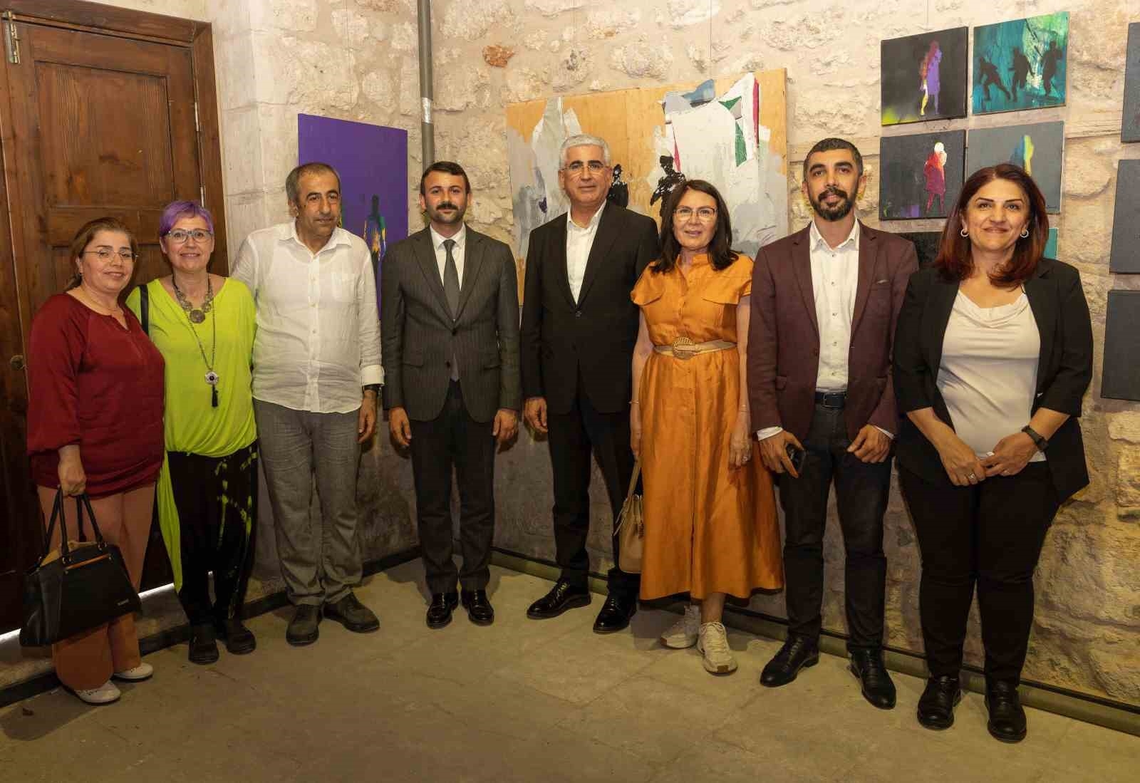 Ressam Sönmez'in 'Retrospektif Sergisi' sanatseverlerin beğenisine sunuldu