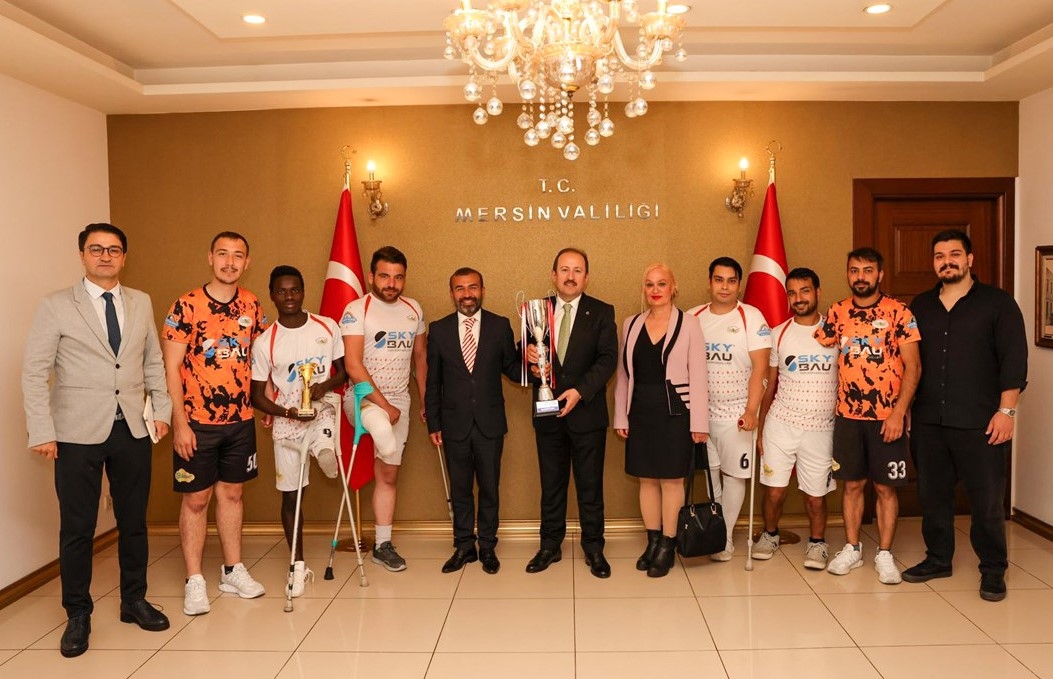 Şampiyon olan ampute futbolculardan Vali Pehlivan'a ziyaret