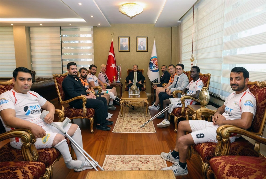 Şampiyon olan ampute futbolculardan Vali Pehlivan'a ziyaret