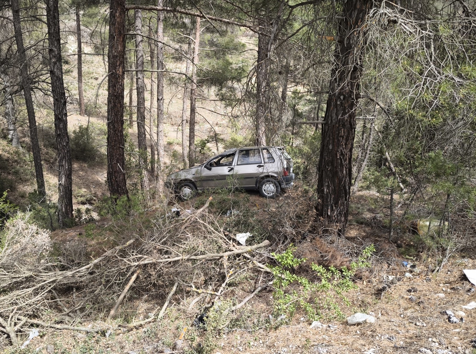 Şarampole devrilen otomobilin sürücüsü yaralandı