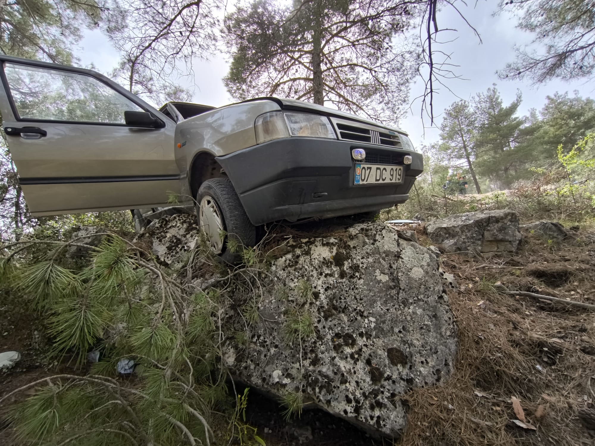 Şarampole devrilen otomobilin sürücüsü yaralandı